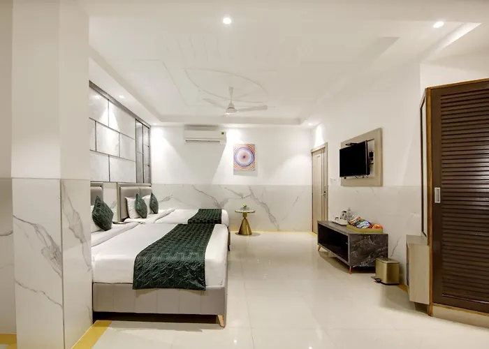 Hotel Delhi 37 By Star Group Near Delhi Airport